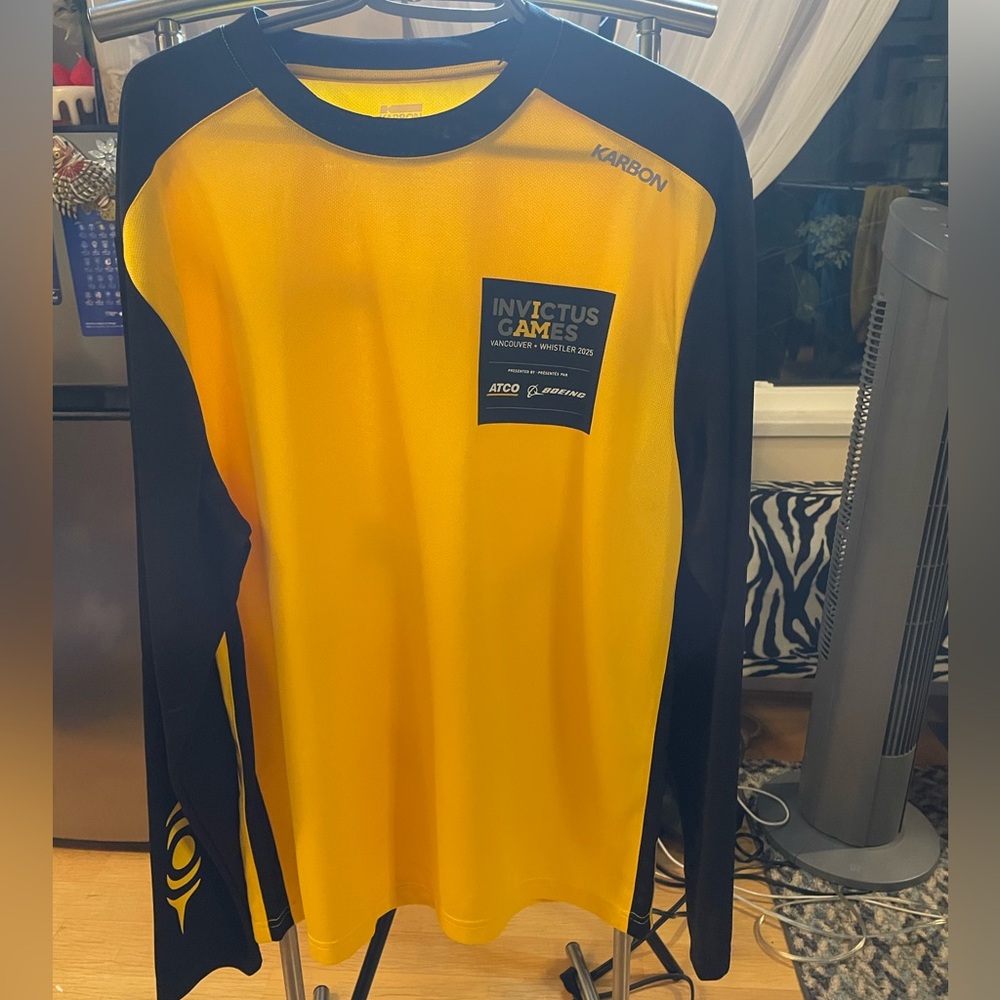 Karbon Men's Yellow and Black Long Sleeve Tee